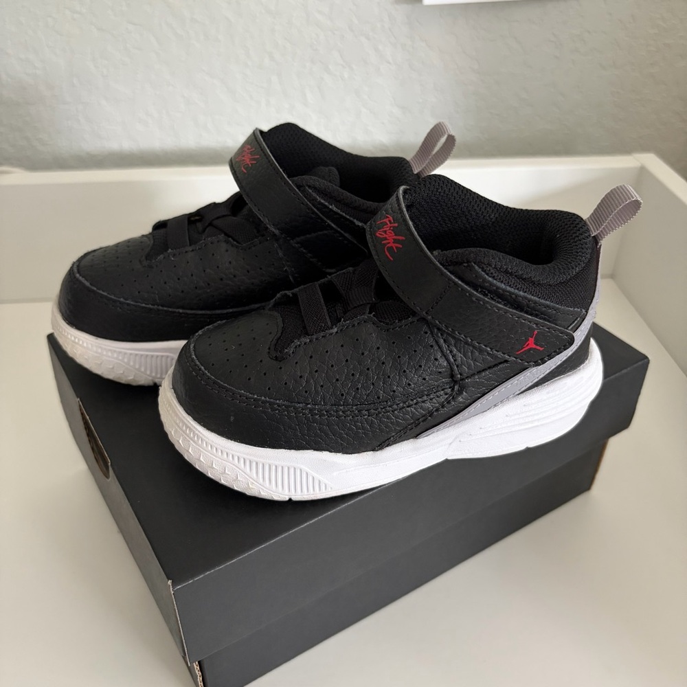 Nike Jordan Max Aura 5 - size 7C